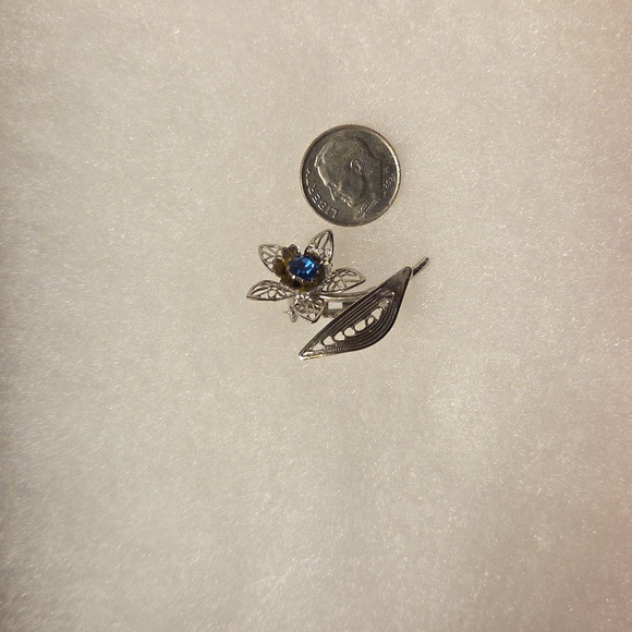 Vintage Silver Floral Brooch with Blue Rhinestone Center - Picture 4 of 4